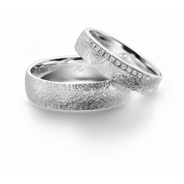 Romantiske Gerstner vielsesringe i 14 eller 9 karat hvidguld med rustik overflade og 0,06 ct diamanter – sæt.